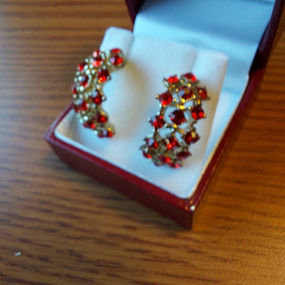 Rhinestone Orange-Red C shape Earrings 1" Silvertone w/ supportive post. - Picture 9 of 9